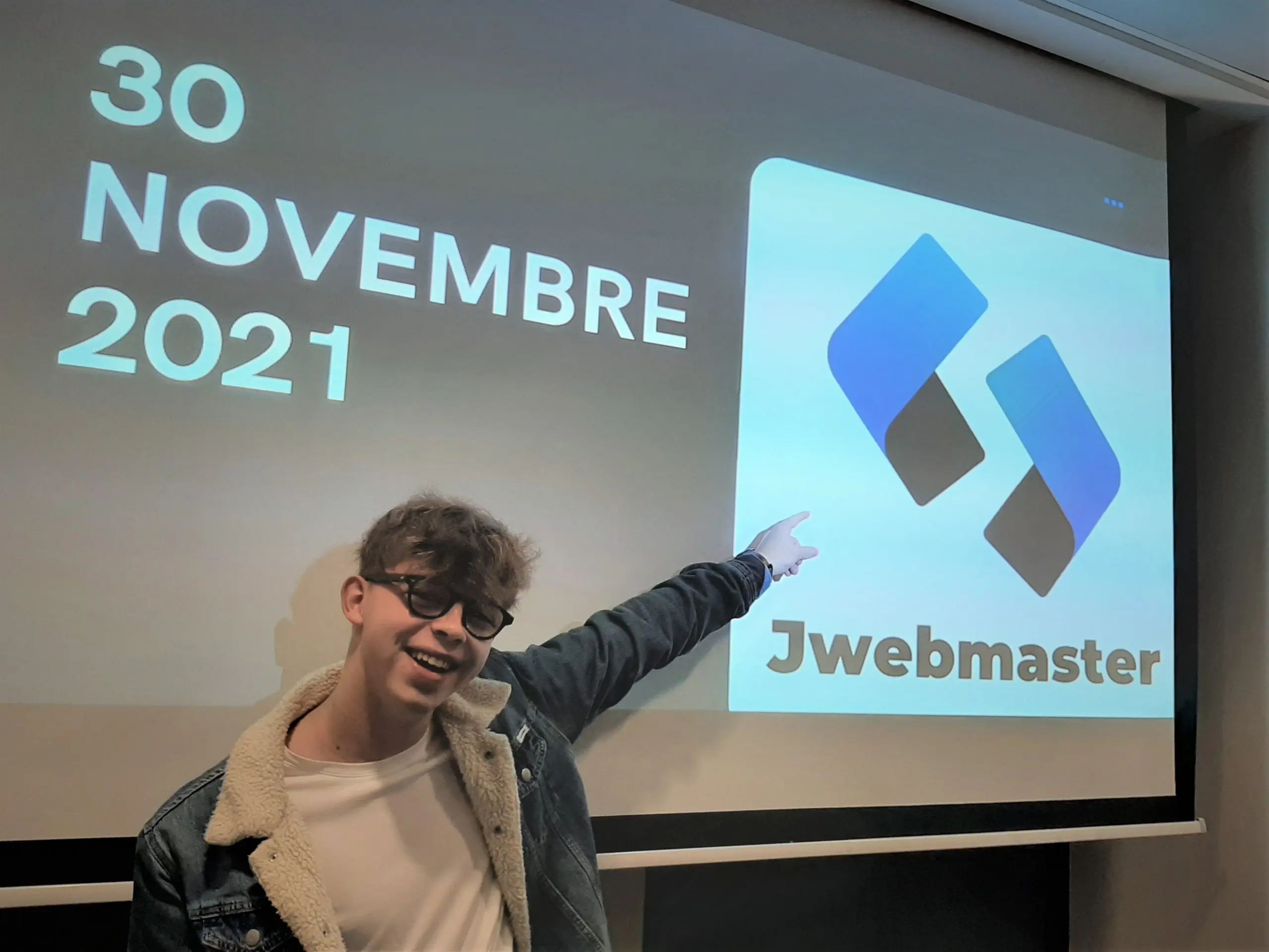 Photo de Justin Willemet, le créateur d'OURLY, et de jwebmaster, entrain de présenter un des ses projets